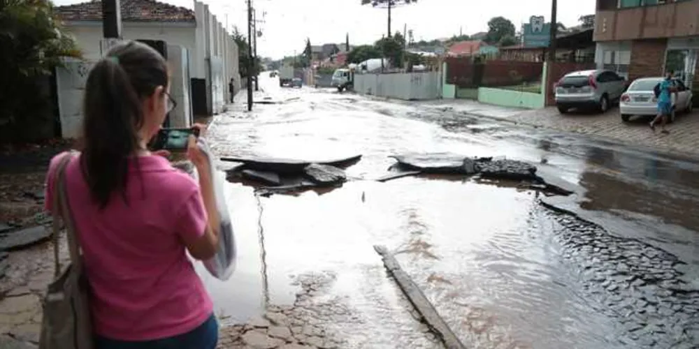 Imagem ilustrativa da imagem Chuva destelha casas e derruba muros em PG