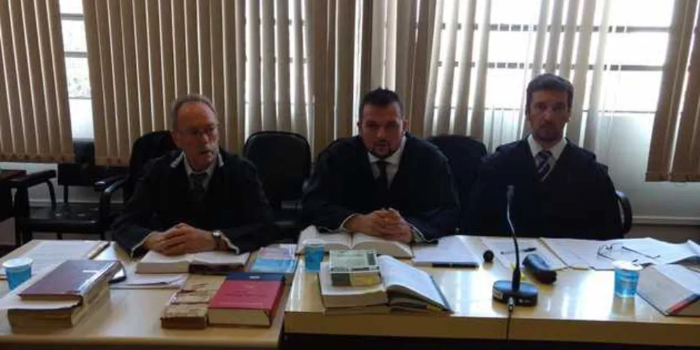 Advogados Ângelo Pilatti Júnior (esq.), Marcos Luciano Araújo (meio) e  Evandro Palinski (dir.)