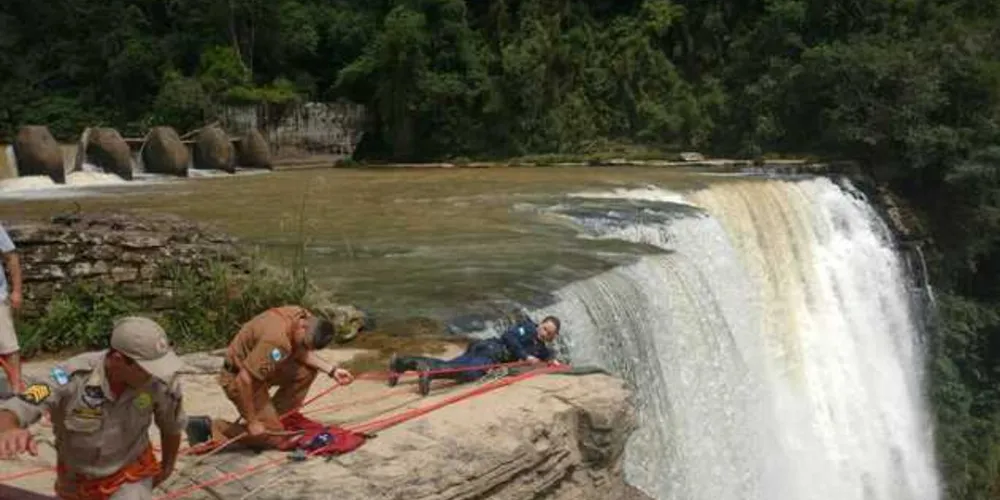 Imagem ilustrativa da imagem Jovem morre após cair de cachoeira em Prudentópolis