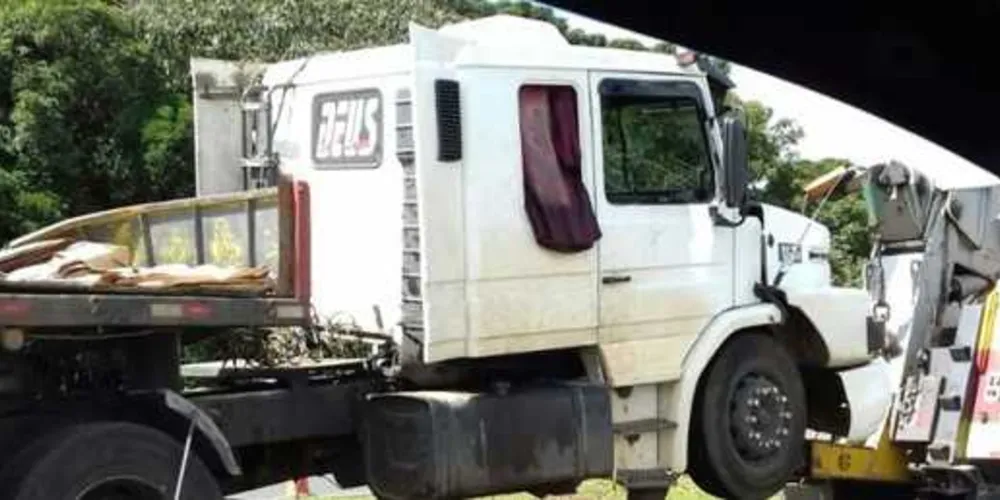Imagem ilustrativa da imagem Carreta tomba e causa congestionamento na PR-151