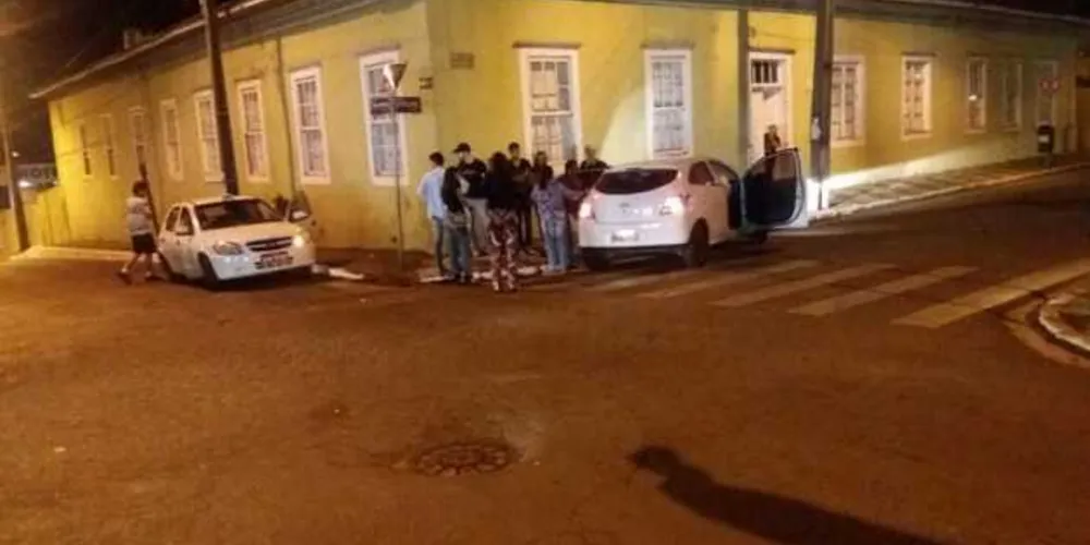 Imagem ilustrativa da imagem Mulher de 47 anos fica ferida em colisão no centro de Castro