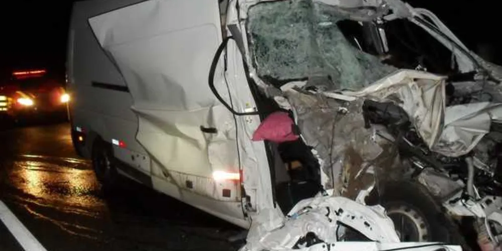 Imagem ilustrativa da imagem Colisão entre caminhão e van na BR-376 deixa um morto