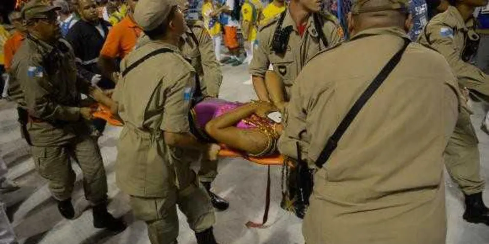 Estrutura de carro alegórico quebrou deixando feridos no desfile da escola de samba Unidos da Tijuca, pelo grupo especial, no Sambódromo