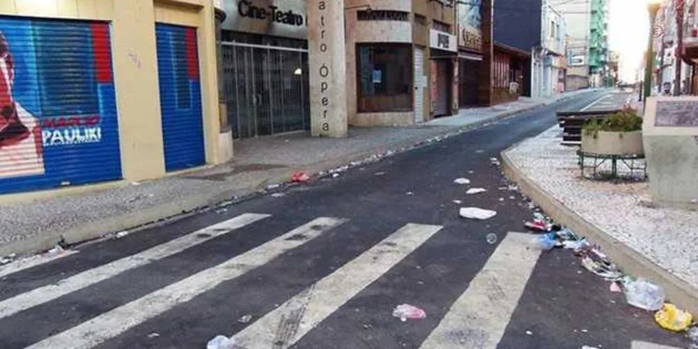 Imagem ilustrativa da imagem Sujeira deixada por bloco de carnaval gera reclamações