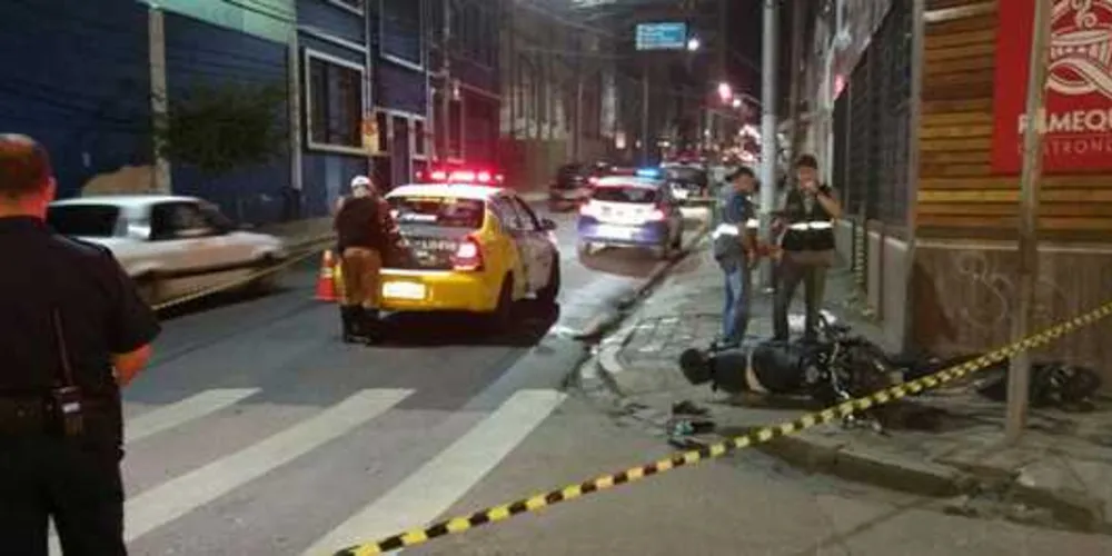 Imagem ilustrativa da imagem Jovem morre ao bater motocicleta contra carro