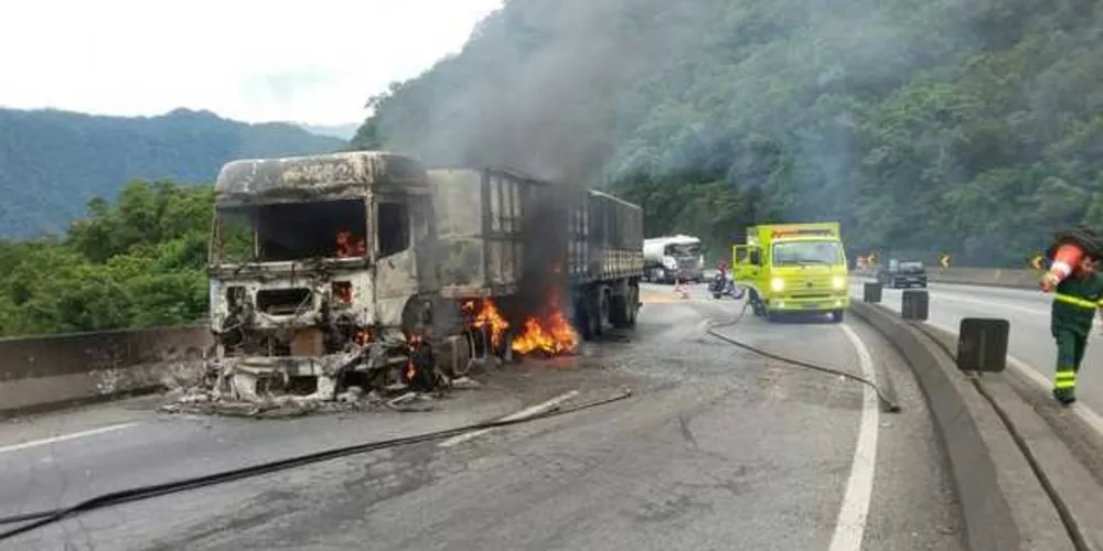 Caminhão pega fogo e BR-277 fica interditada por uma hora