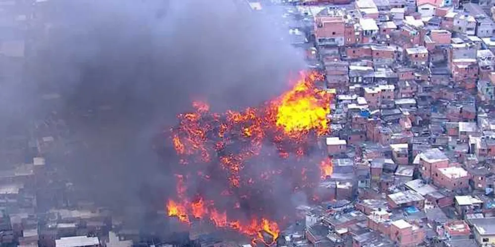 Imagem ilustrativa da imagem Incêndio de grandes proporções atinge favela em SP