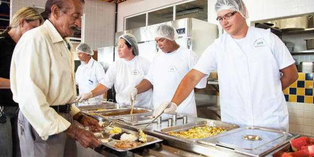 Espaço gastronômico fica na rua Ermelino de Leão, 1125. O horário de atendimento vai das 11hrs às 13:30 horas.