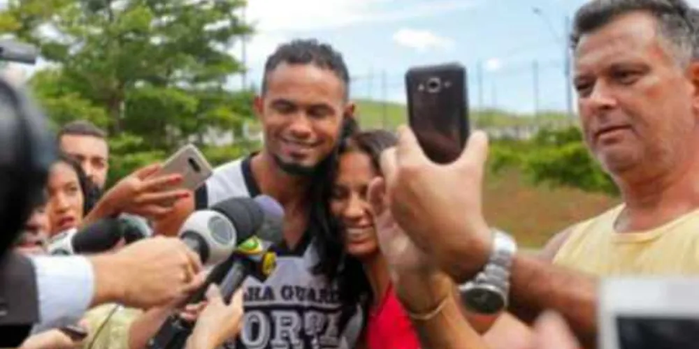 Imagem ilustrativa da imagem Goleiro Bruno comparace ao Fórum na Grande BH e tira ‘selfies’ com fãs