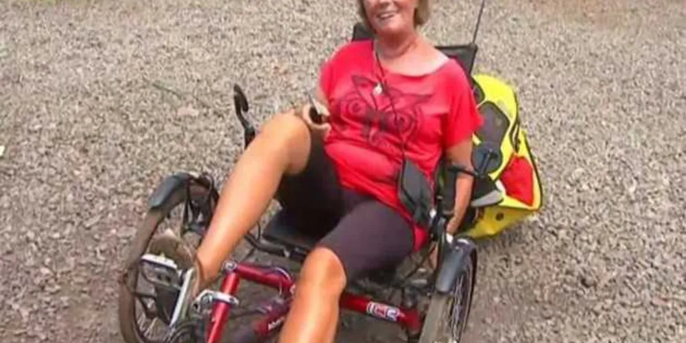 A francessa Lena Tisseau teve o triciclo furtado e recuperado no Paraná