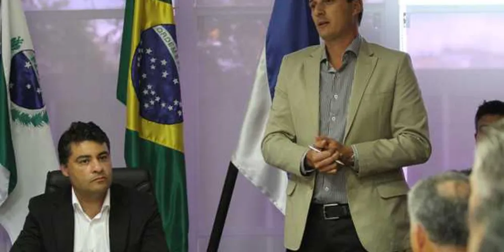Carbonar (em pé) ao lado do prefeito Marcelo Rangel