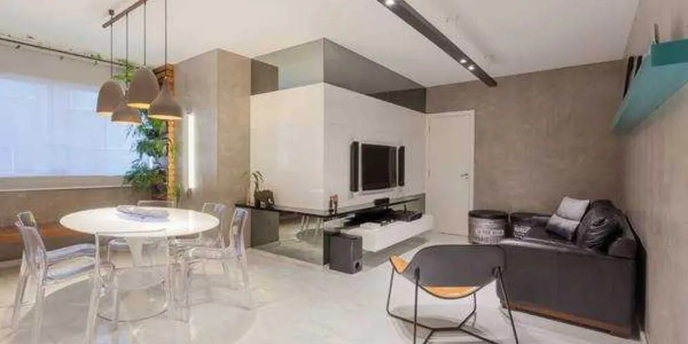 Plasticidade.  No projeto de Simone Rocha, o painel da TV integra o estar com o jantar, criando um efeito diferenciado.
