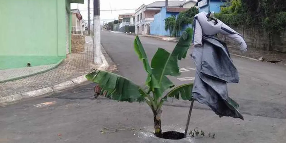 Imagem ilustrativa da imagem Buraco aberto em rua preocupa moradores em Uvaranas