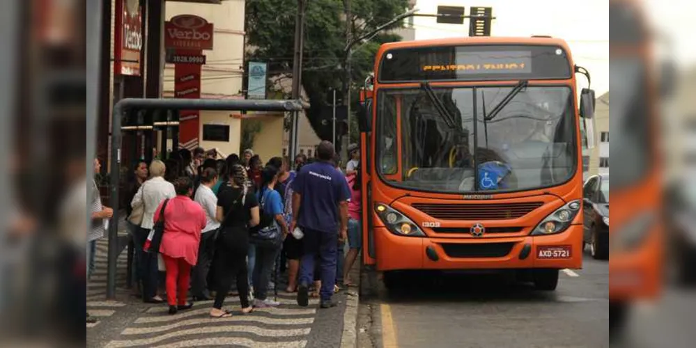 Mesmo proibido pela empresa, comércio dentro dos ônibus é comum