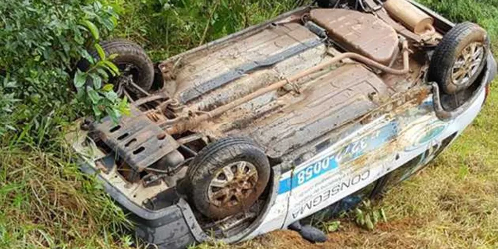 Veículo ficou destruído após sair da pista e capotar