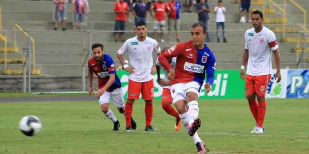 Matheus Carvalho cobra pênalti com categoria.
