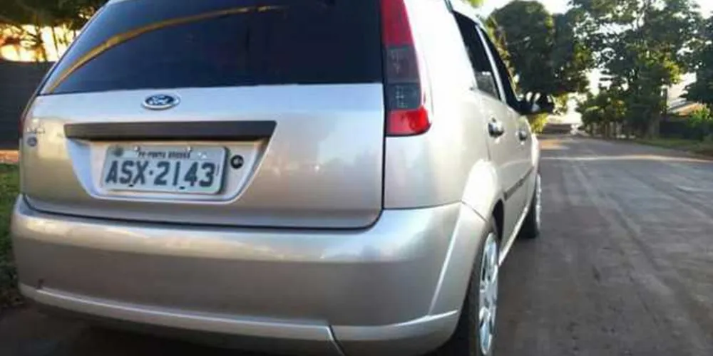 Ford Fiesta foi levado pelos marginais
