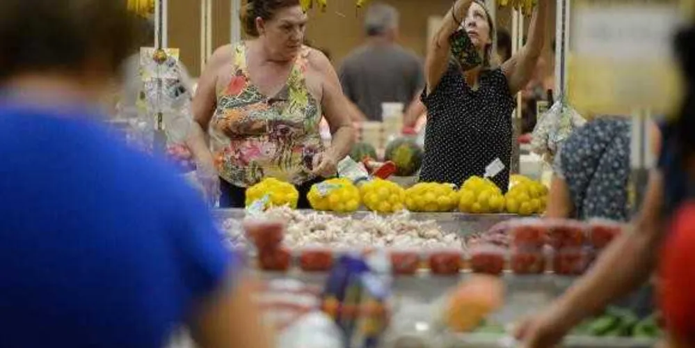 O item alimentação passou de uma inflação de 0,34% em janeiro para uma deflação de 0,45% em fevereiro