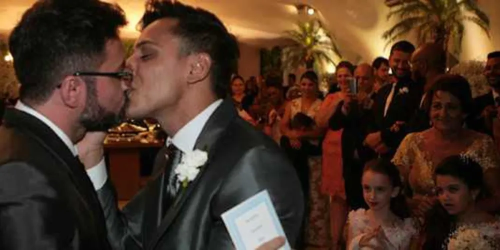 Imagem ilustrativa da imagem Prefeito gay de cidade do Brasil se casa com parceiro