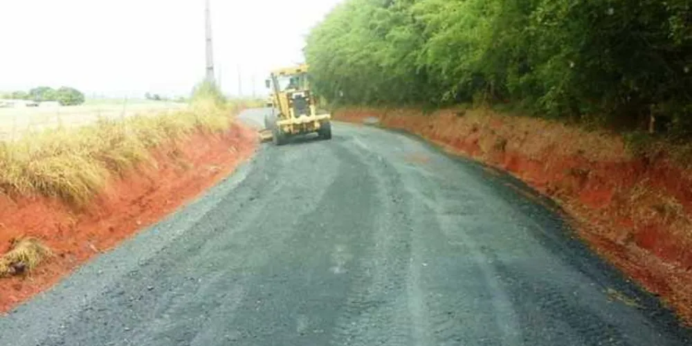 Imagem ilustrativa da imagem Estrada rural recebe fresado em Carambeí
