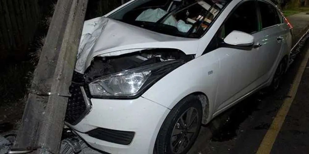 Imagem ilustrativa da imagem Idosa perde controle do carro e bate contra poste em PG