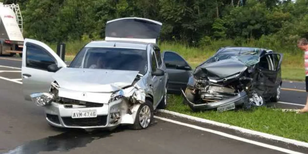 Imagem ilustrativa da imagem Três carros se envolvem em grave acidente na BR-373