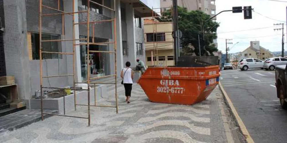 Imagem ilustrativa da imagem Engenheiro toma providência após irregularidade em calçada