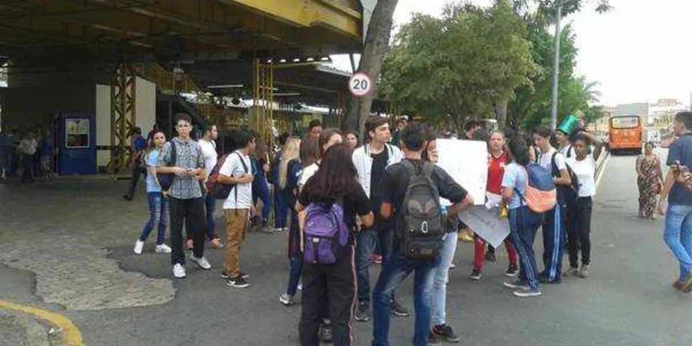 Estudantes protestam contra o aumento da passagem e impedem ônibus no local