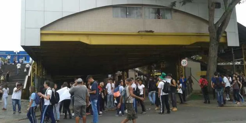 Imagem ilustrativa da imagem Estudantes liberam acesso ao Terminal Central de PG