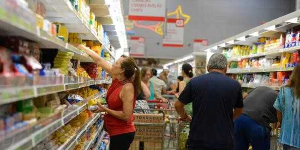 Em fevereiro, brasileiros gastaram menos para comprar alimentos / Tânia Rêgo/Agência Brasil
