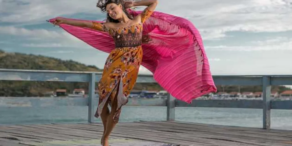 Imagem ilustrativa da imagem Isis Valverde esbanja beleza e simpatia em gravações em Cabo Frio
