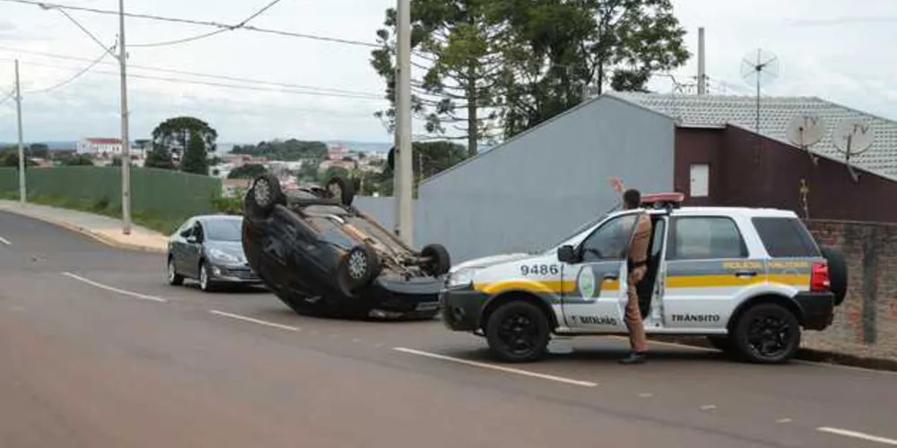 Imagem ilustrativa da imagem Motorista fura preferencial, bate o carro e foge