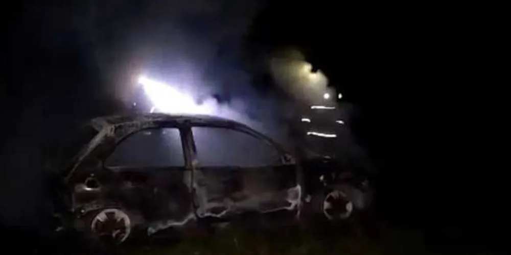 Imagem ilustrativa da imagem Veículo furtado é incendiado no Balneário Rio Verde