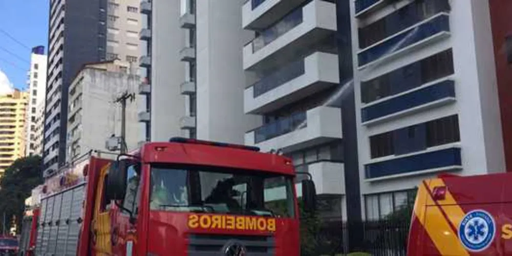 Imagem ilustrativa da imagem Incêndio em quarto destrói de prédio em Curitiba