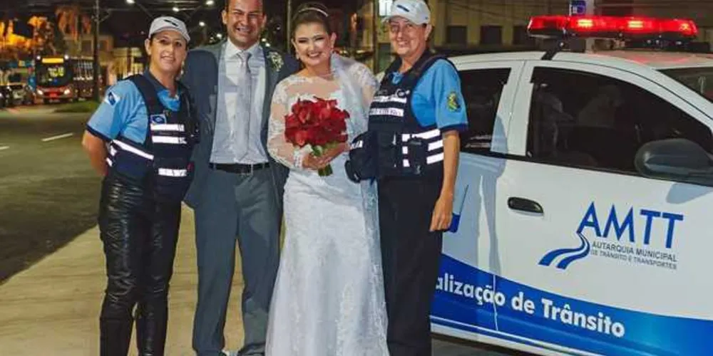 Agentes posaram junto dos noivos para um foto após situação inusitada