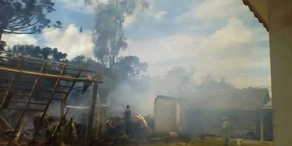 Imagem ilustrativa da imagem Incêndio destrói paiol de fumo em Irati