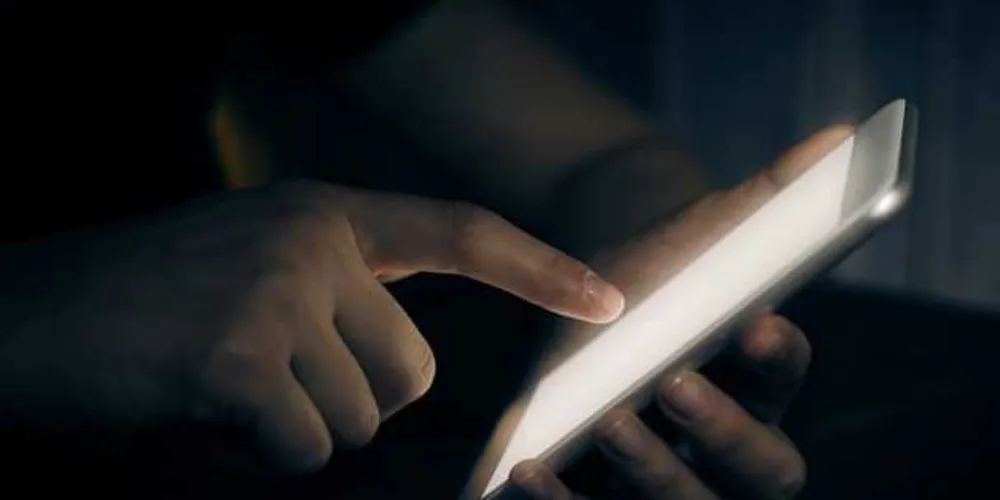 Acessar sites como Twitter, Facebook e Snapchat por mais de duas horas por dia dobra a probabilidade de alguém se sentir isolado. 