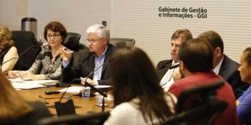 Reunião ontem no Palácio Iguaçu / Foto: Hedeson Alves/SEED