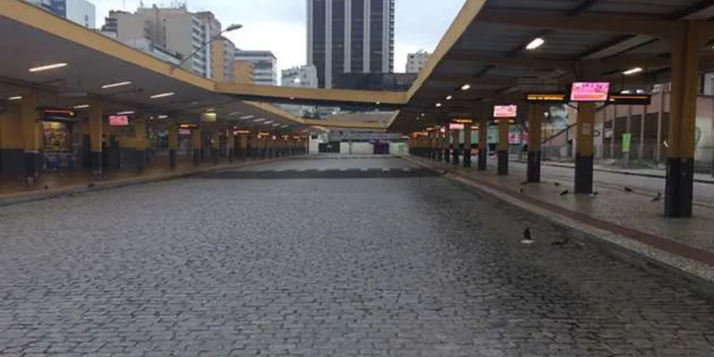 Imagem ilustrativa da imagem Curitiba amanhece sem ônibus e com ruas vazias