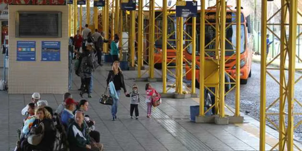 Veículos ficaram parados dentro dos terminais por uma hora