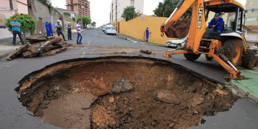 Buraco teria sido provocado pelo excesso de água nas galerias pluviais da região
