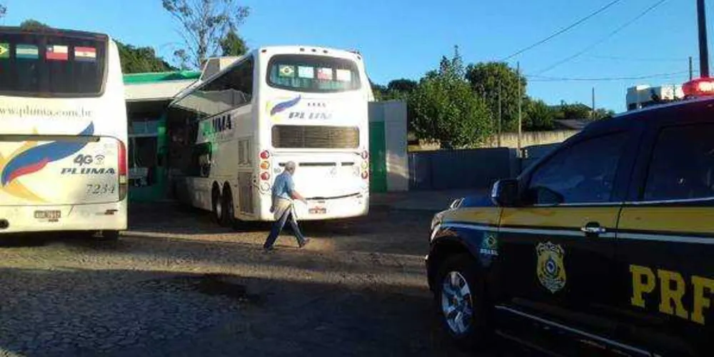 PRF atende ocorrência de roubo a ônibus na BR 373 / Imagem: PRF