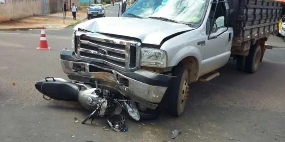Imagem ilustrativa da imagem Colisão entre moto e caminhonete deixa um ferido em Castro