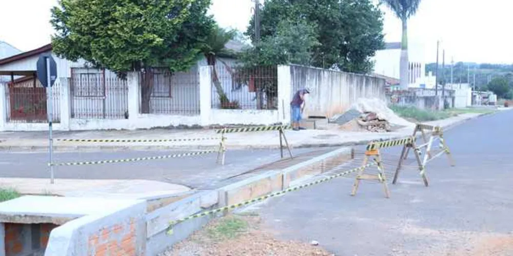 Imagem ilustrativa da imagem Moradores de PG se unem para evitar alagamentos