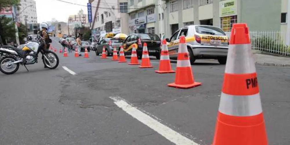 Condutor tentou furar o bloqueio, mas acabou perseguido e preso em flagrante