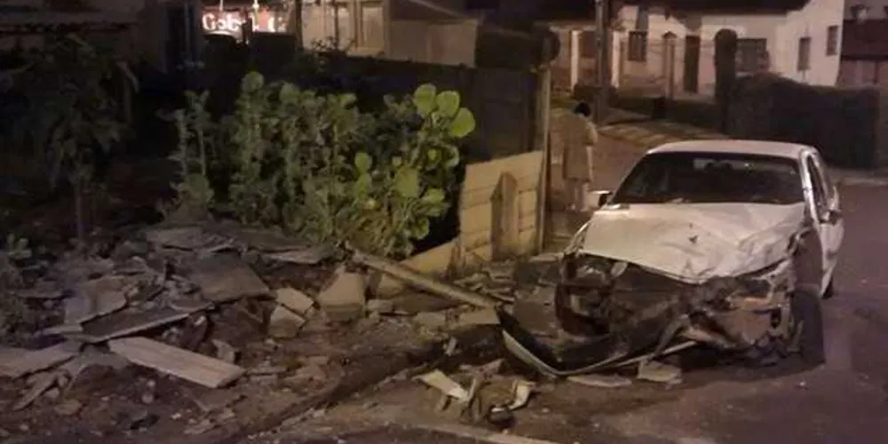 Veículo ficou parcialmente destruído após a colisão contra o muro