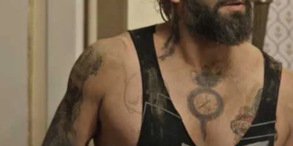 O tatuador procura Daniel na faculdade e vai pra cima do professor /Foto: TV Globo