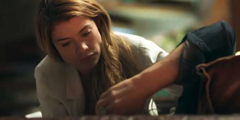 Diana cuida de Gui após resgatá-lo em bar (Foto: TV Globo)