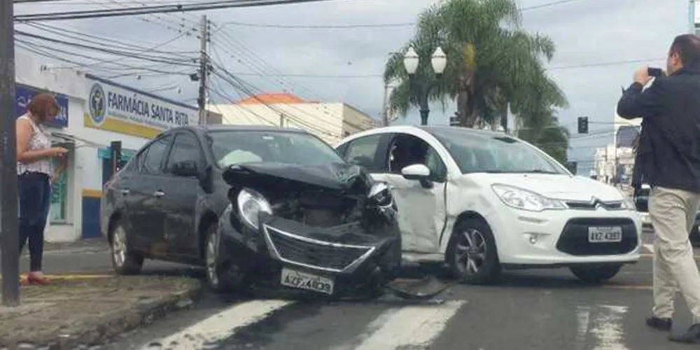 Veículos ficaram danificados após a colisão
