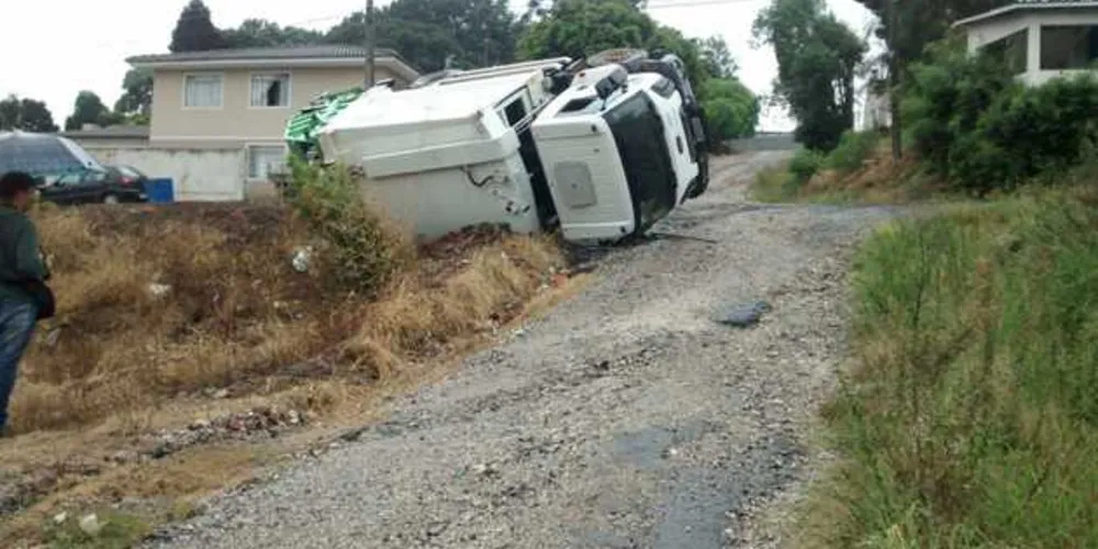 Motorista teve que ser socorrido por equipes dos Bombeiros
